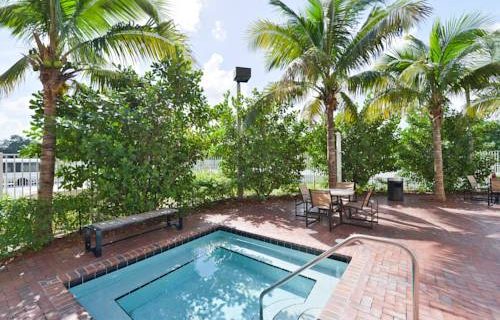 Cambria Hotel Suites FtLauderdale pool