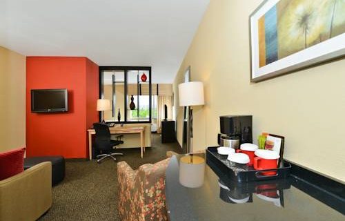Cambria Hotel Suites Ft Lauderdale suite