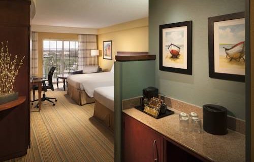 Courtyard Marriott Fort Lauderdale Aiport / Cruise Port bedroom 2