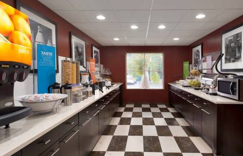 Hampton Inn Suites FtLauderdale Airport breakfast